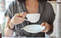Žena držící šálek čaje